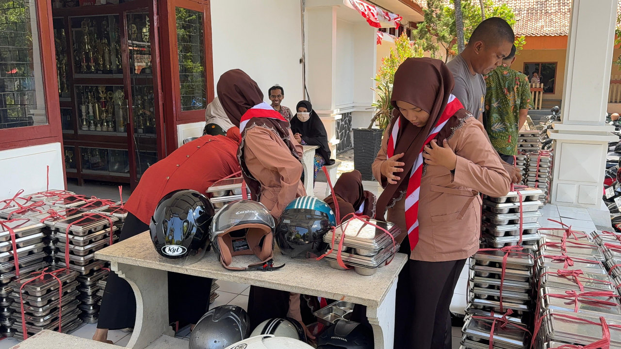 Viral, Rekaman Video MBG di SMAN 3 Pamekasan Ada Ulat Belatung