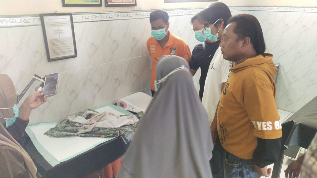 Diduga Dibuang, Bayi Laki-laki di Pamekasan Ditemukan Warga di Gundukan Tanah, Begini Kondisinya
