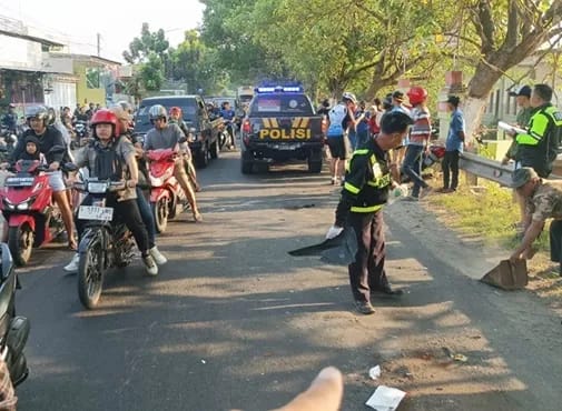Remaja di Jombang Tewas Usai Tabrakan dengan Truk Tronton di Jalan Raya Cukir