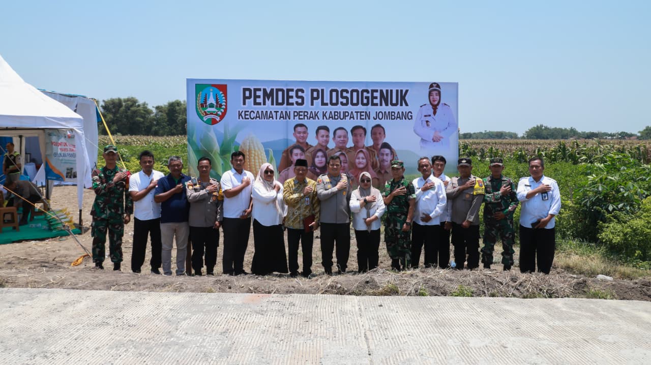 Polres Jombang Kolaborasi Tanam Jagung Serentak di Desa Plosogenuk, Terhubung Virtual dengan Wapres RI dan Kapolri