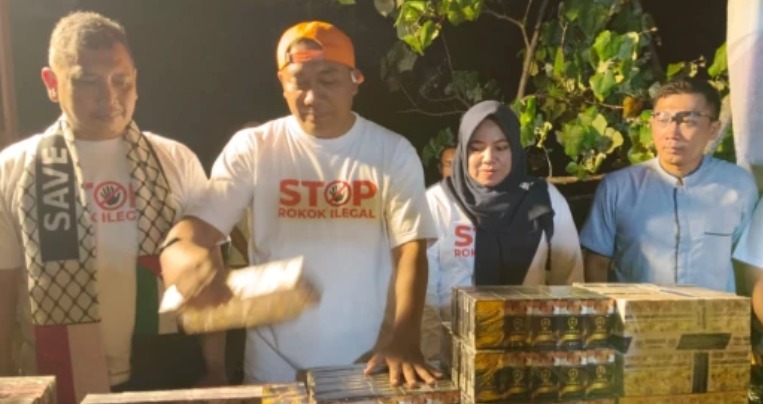 Satpol PP dan Bea Cukai Musnahkan 139 Ribu Batang Rokok Ilegal di Situbondo