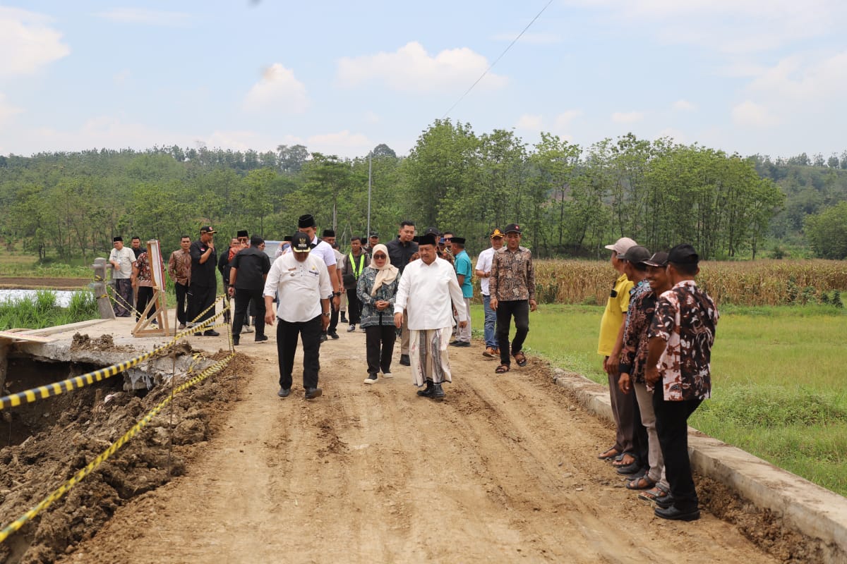 Jalan di Asemgede Amblas, Bupati Jombang Turun Langsung Tinjau dan Pastikan Perbaikan Cepat