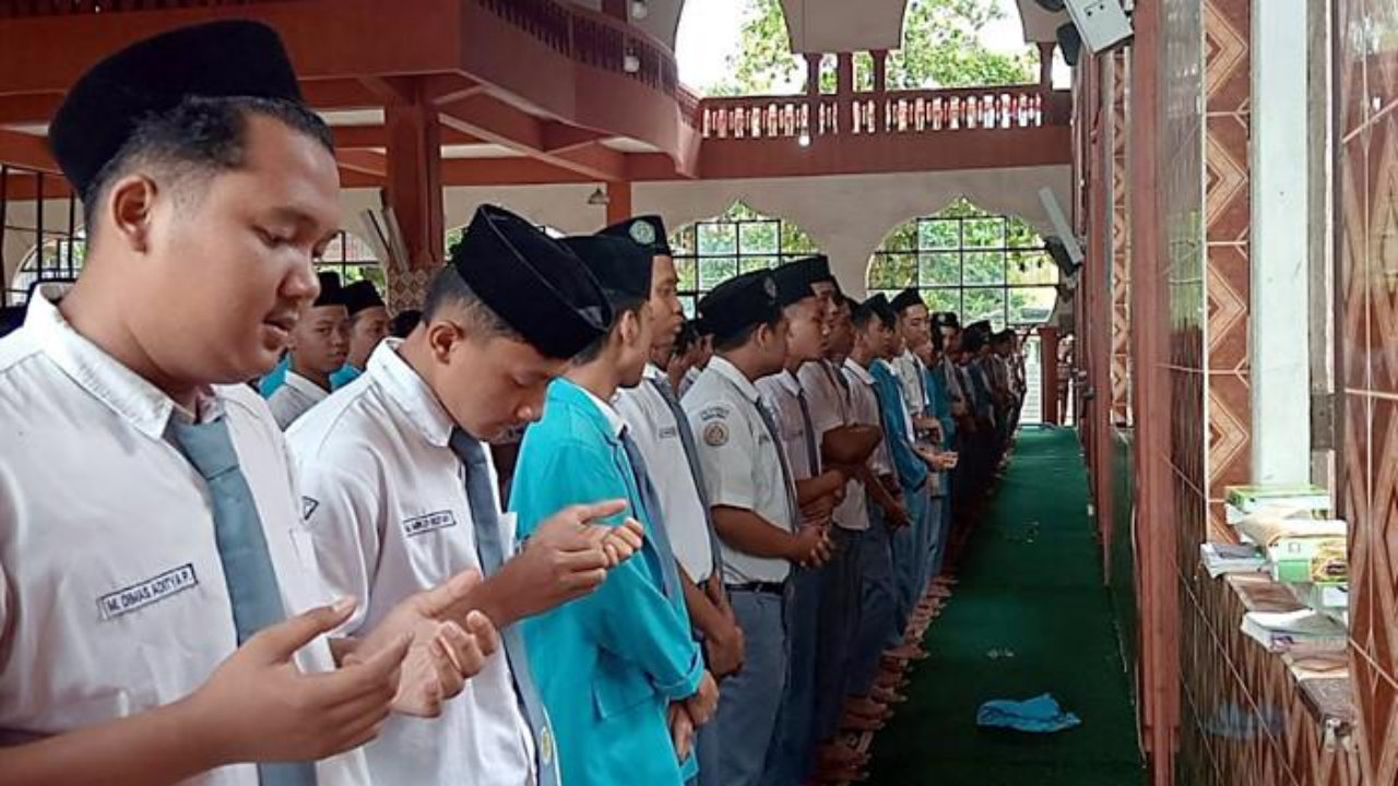 Ponpes Darul Ulum Jombang Gelar Shalat Gaib untuk Korban Ambruknya Ponpes Al Khoziny