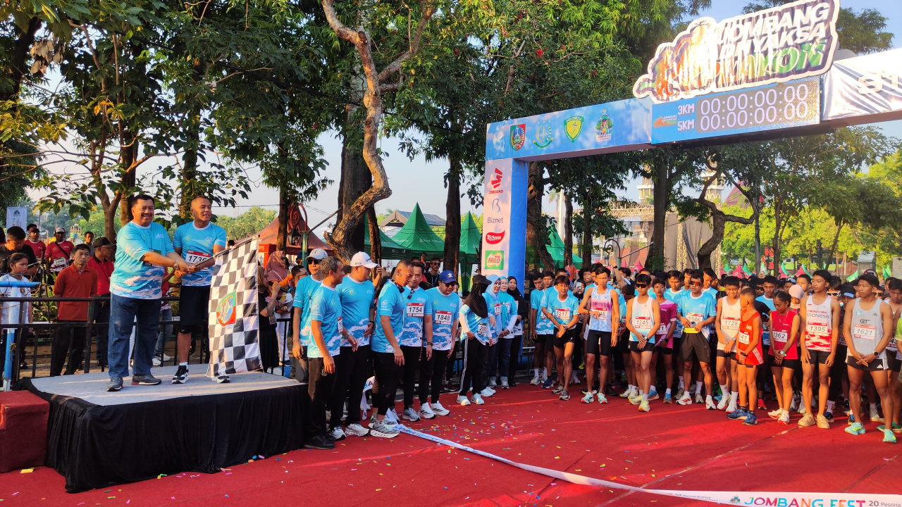Jombang Adhyaksa Playon 2025, Ribuan Peserta Lari Tumpah Ruah di Alun-Alun Jombang