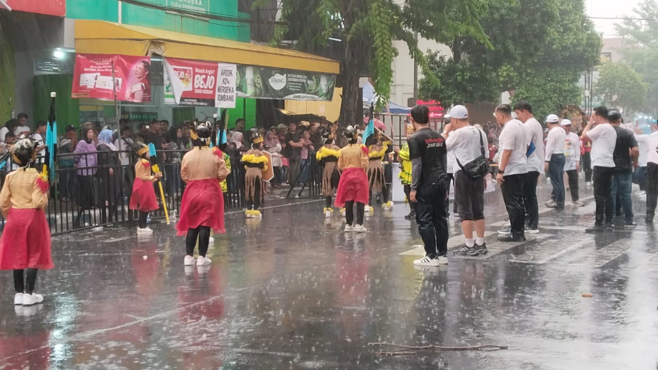 Hujan Tak Surutkan Semangat, Ribuan Warga Saksikan Jombang Culture Marching Competition 2025