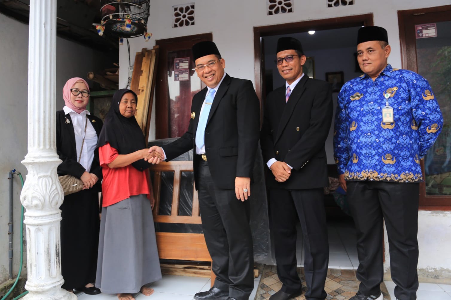 Wali Kota Probolinggo Serahkan Bansos Lansia