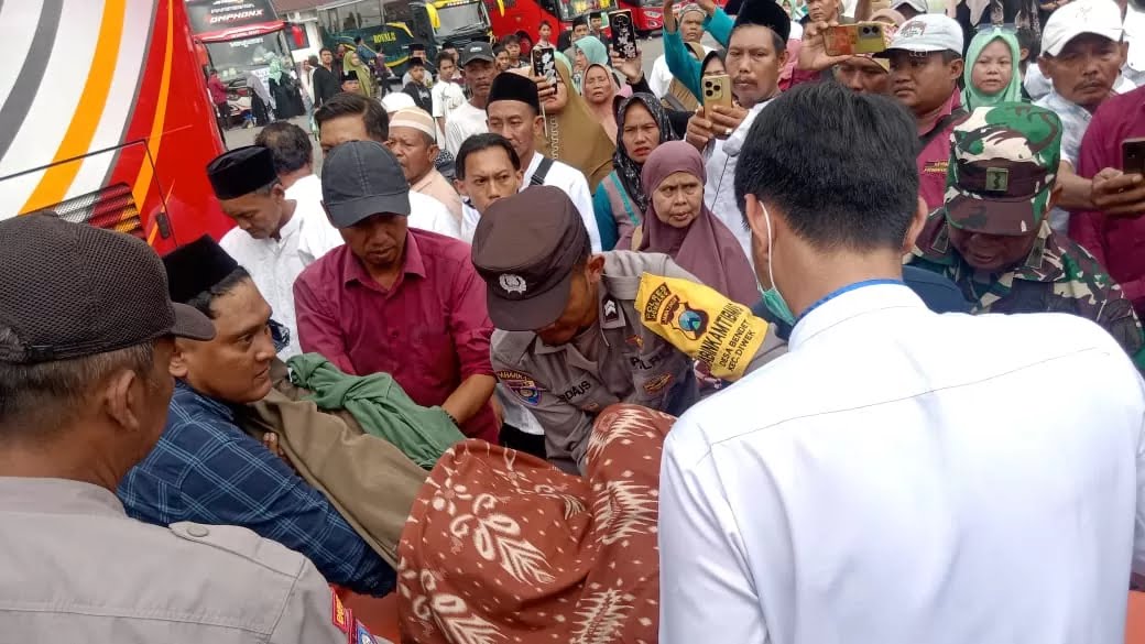 Jamaah Ziarah Asal Gresik Meninggal Mendadak di Dalam Bus di Kawasan Makam Gus Dur