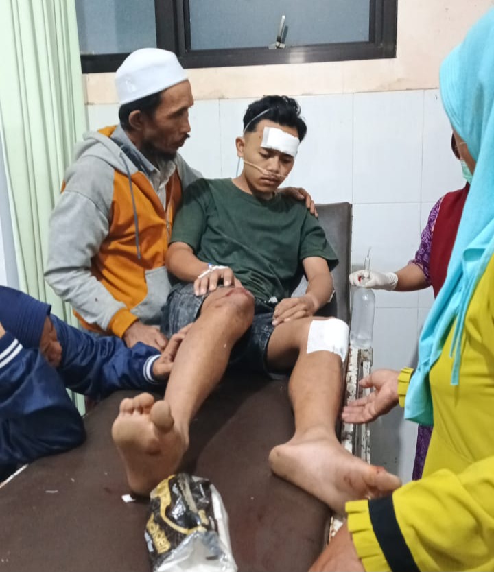 Tumpukan Material Tanpa Rambu, Pengendara Jadi Korban Proyek Jalan di Wringin