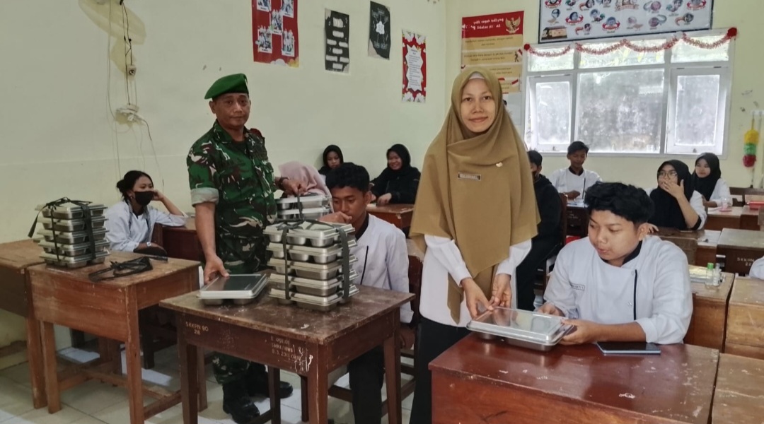 Babinsa Badean Tinjau Penyaluran MBG untuk Siswa SMKN 2 Bondowoso