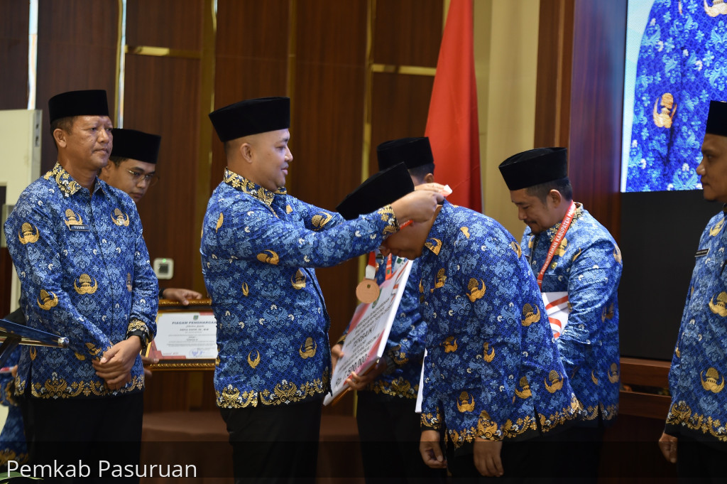 15 PNS Berprestasi Pemkab Pasuruan, Terima Penghargaan