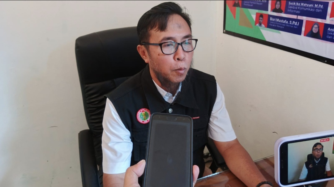 Serahkan SK PPPK Paruh Waktu : PGRI Bondowoso Sampaikan Apresiasi Tinggi untuk Bupati dan Kadispendik