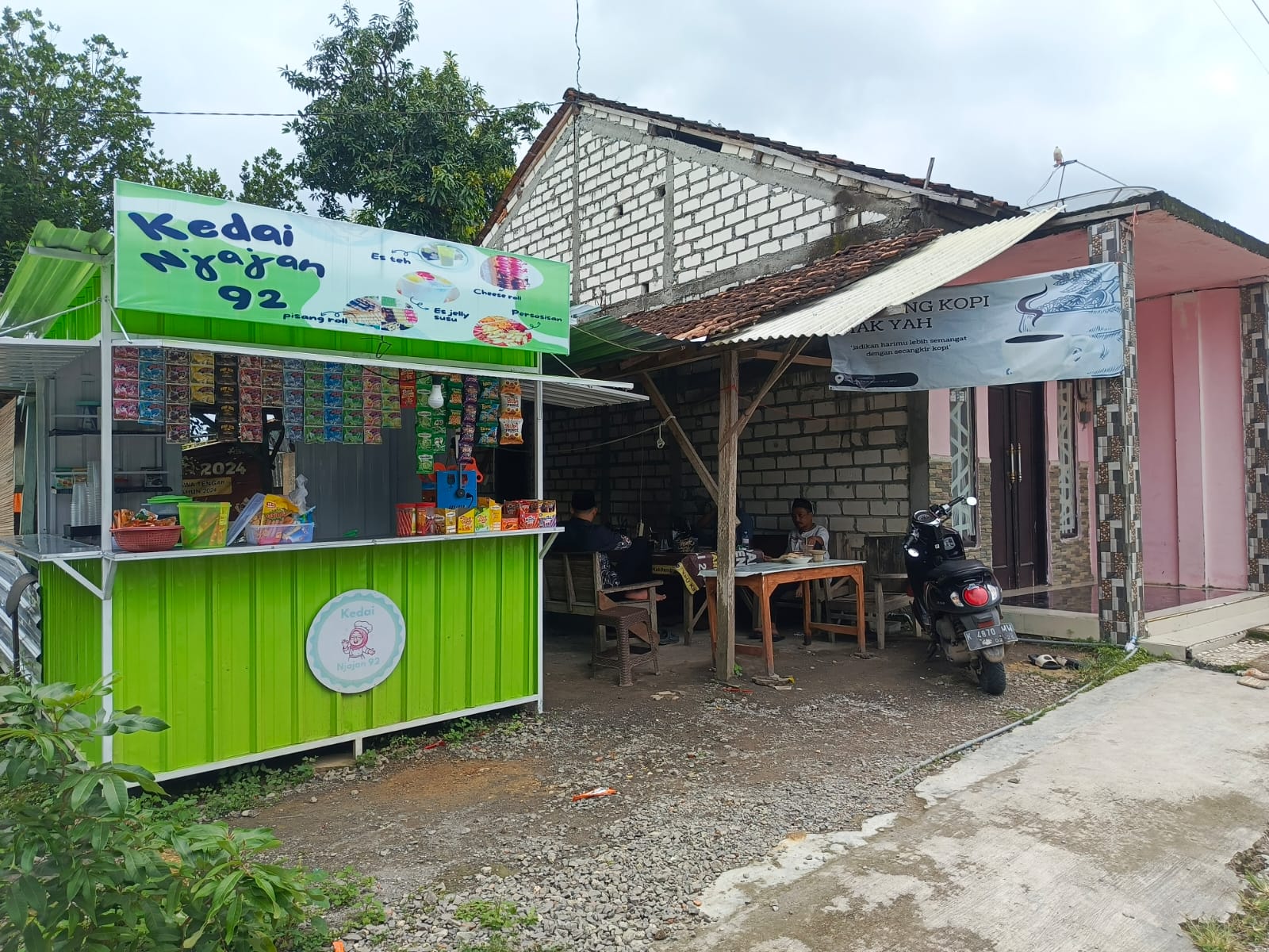 Es Teh Tak Lagi Segar di Musim Hujan, Omzet Mak Yah di Rembang Merosot Tajam