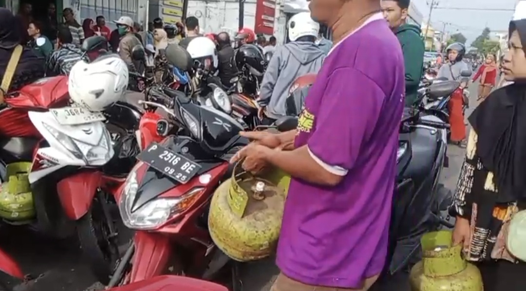 ‎Pemerintah Nyatakan Stok Aman, Gas Elpiji 3 Kg Justru Menghilang di Bondowoso‎