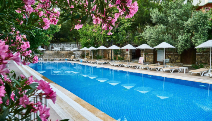 Tips Aman Memilih Keramik Kolam Renang