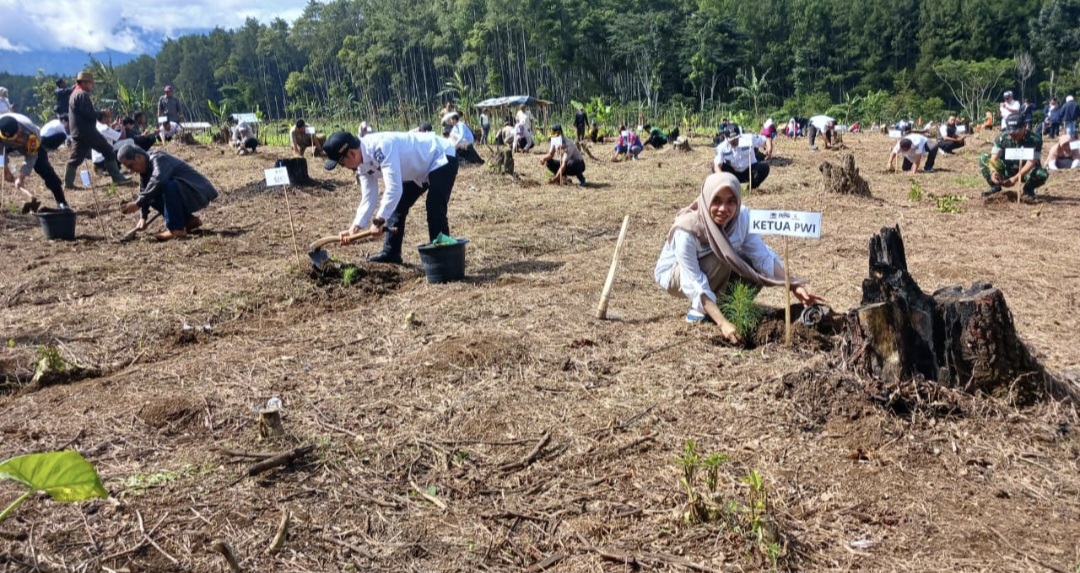 HPN Tak Hanya Seremonial, PWI Bondowoso Gelar Sedekah Oksigen Lewat Aksi Tanam Pohon