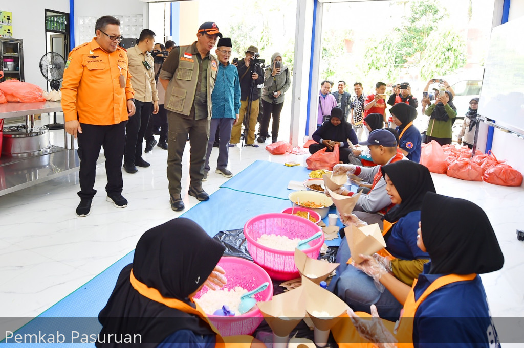 Tinjau Banjir Kedungringin, Kepala BNPB Acungi Jempol Pemkab Pasuruan Bangun Shelter dan Terus Penuhi Kebutuhan Kedaruratan Warga