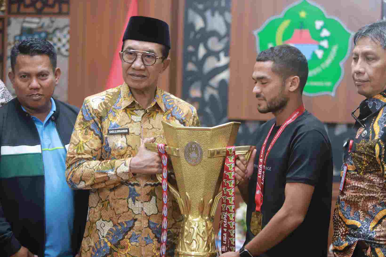 Sebut Peran Penting Bupati Pamekasan, Manajer Persepam Serahkan Tropi Juara Liga 4 ke Pemkab