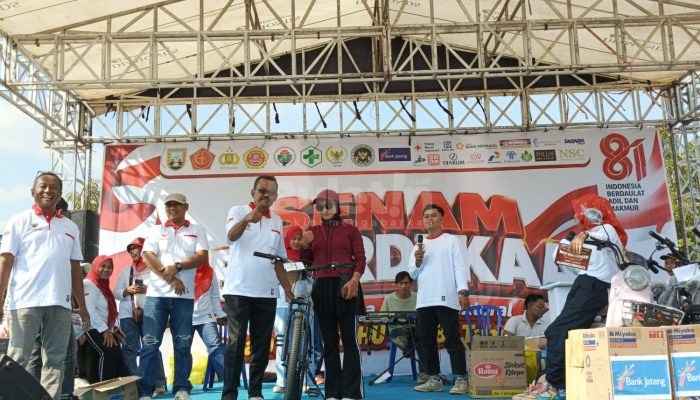 Senam Kemerdekaan RI ke-81 di Alun-Alun Rembang Meriah, Doorprize Fantastis dan Bazar UMKM Jadi Magnet Warga