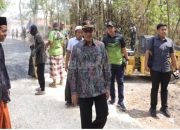 Bupati Pamekasan Tinjau Langsung dan Sumbang Uang Pribadi untuk Perbaikan Jalan Swadaya 