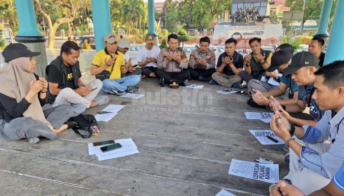 Tangis dan Doa di Alun-Alun Bondowoso, Harapan untuk 5 Jurnalis dan 3 Kru Kapal yang Hilang di Selat Sunda