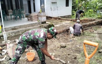 Babinsa Curahdami Bondowoso Turun Tangan Bangun Pagar Balai Desa Sumber Salak