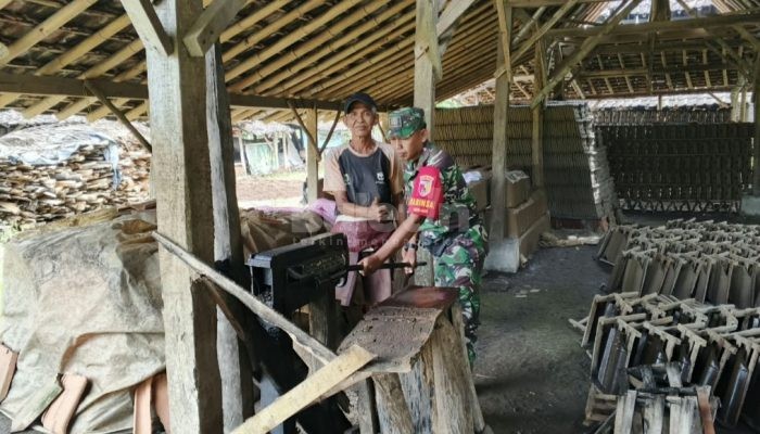 Babinsa Koncer Kidul Bondowoso Turun Langsung Bantu Warga Produksi Genteng