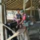 Babinsa Koncer Kidul Bondowoso Turun Langsung Bantu Warga Produksi Genteng
