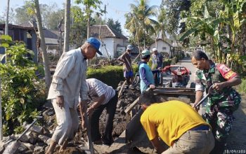 Gotong Royong di Dawuhan Bondowoso, Babinsa dan Warga Bersama Benahi Fasilitas Dusun Timur Sawah