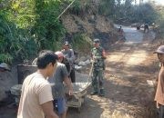 Gotong Royong Rabat Jalan 150 Meter di Banyu Wulu Bondowoso, Babinsa Ikut Turun Langsung
