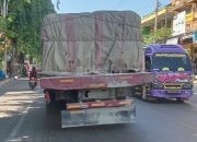 Meski Dilarang, Truk Bertonase Besar Masih Bebas Lewat di Jalan Pamekasan Kota