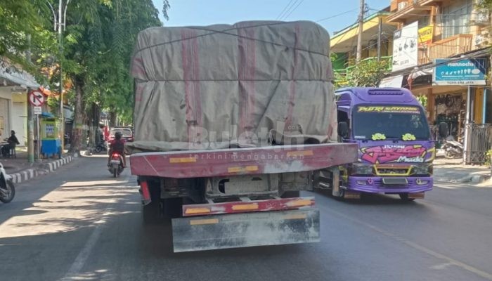 Meski Dilarang, Truk Bertonase Besar Masih Bebas Lewat di Jalan Pamekasan Kota