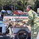 HUT TNI ke-81, Prajurit Kodim Bondowoso Berbagi Ratusan Nasi Kotak di Tengah Jalan