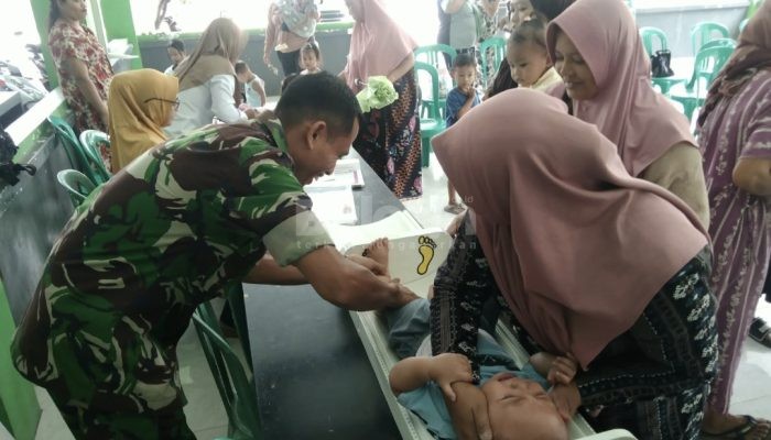 Babinsa Petung Bondowoso Hadir di Posyandu, Dukung Pemantauan Kesehatan Balita Sejak Dini‎