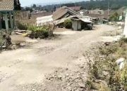 Hampir Sebulan Terhenti, Proyek Jalan Menuju Kawah Wurung Bondowoso Dikeluhkan Warga, Jalur Tanjakan Mengancam Keselamatan