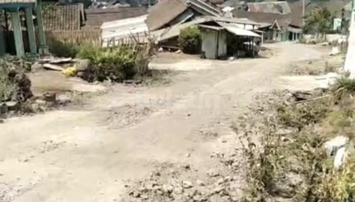 Hampir Sebulan Terhenti, Proyek Jalan Menuju Kawah Wurung Bondowoso Dikeluhkan Warga, Jalur Tanjakan Mengancam Keselamatan