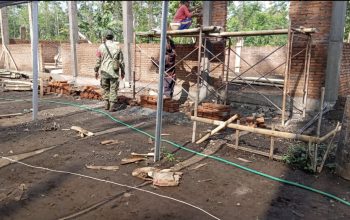 Babinsa Pujer Bondowoso Dampingi Revitalisasi SMKN 1 Pujer, Dukung Peningkatan Kualitas Pendidikan